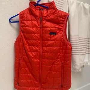 Red Patagonia women’s nano puff vest small belt